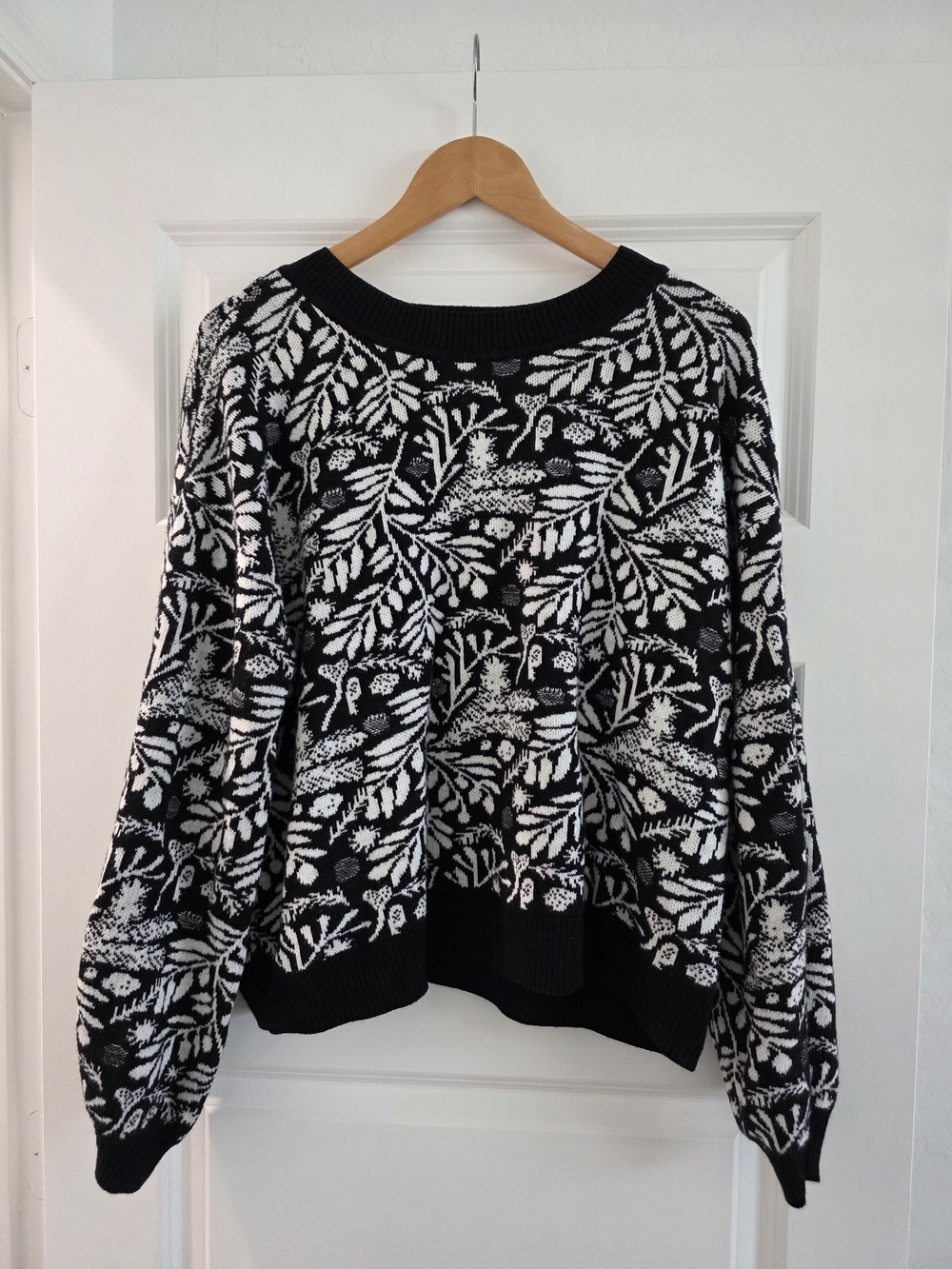 Christmas Cozy Black and White Botanical Crewneck Sweater. Size XL.